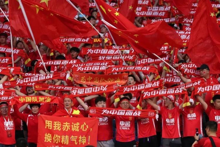 男足亚洲杯 中国队球迷加油很给力 男足亚洲杯 中国队球迷加油很给力